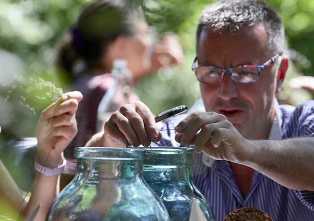 Taller de ratafia de La Sobirana, entitat sòcia de la XES