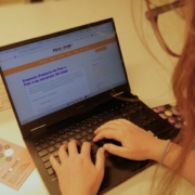 persona accedint a l'enquesta de pam a pam